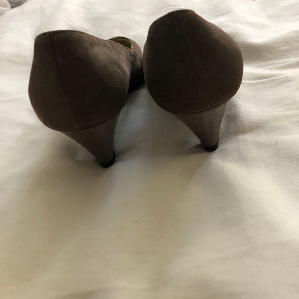 Pumps - Picture 2 of 4